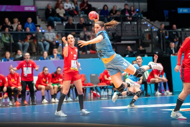 Handball I Frauen I Weltmeisterschaft I Vorrunde I 1. Spieltag I Serbien - Uruguay I 26.11.2025 Camila Bianco Castiella (8, Uruguay) im Wurf Stuttgart Porsche Arena Baden-Württemberg Deutschland Copyright: xLobeca MaxxPetershansx