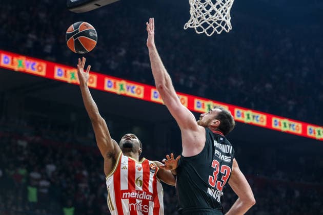 Crvena Zvezda v Olympiacos - EuroLeague BELGRADE, SERBIA - NOVEMBER 26: Jared Butler (L) of Crvena Zvezda Meridianbet Belgrade in action during the EuroLeague Regular Season Round 13 match between Crvena Zvezda Meridianbet Belgrade and Olympiacos Piraeus at Belgrade Arena in Belgrade, Serbia on November 26, 2025. Filip Stevanovic Anadolu Belgrade Serbia. Editorial use only. Please get in touch for any other usage.  Copyright: x2025xAnadoluxFilipxStevanovicx