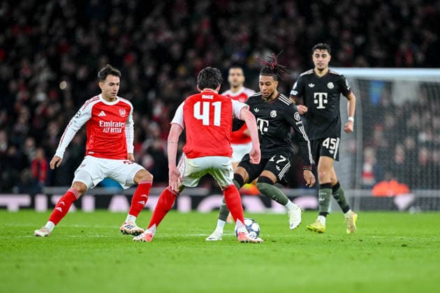 Martin Zubimendi (Arsenal FC), Declan Rice (Arsenal FC) und Michael Olise (Bayern München) battle for the ball during the UEFA Champions League 2025 26 League Phase MD5 match between Arsenal FC and FC Bayern München at Arsenal Stadium on November 26, 2025 in London, United Kingdom. (Photo by Harry Langer DeFodi Images)