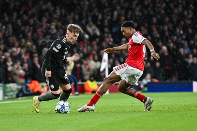 UEFA Champions League; Arsenal FC - FC Bayern München; 26.11.2025 LONDON, ENGLAND - 26. NOVEMBER: im Duell Lennart KARL (FC Bayern Munich 42) und Myles LEWIS-SKELLY (Arsenal FC 49) beim Ligaspiel zwischen Arsenal London und dem FC Bayern München am 5. Spieltag der UEFA Champions League im Emirates Stadium am 26.11.2025 Copyright: xBEAUTIFULxSPORTS Goldbergx