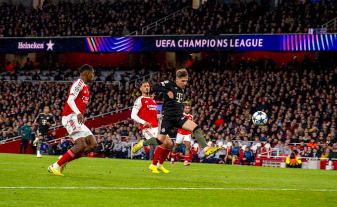 26.11.2025, Fussball UEFA Championsleague 2025 2026: Vorrunde 5.Spieltag, FC Arsenal - FC Bayern München, im Emirates-Stadion London (England), Ausgleichstreffer zum 1:1 vom Lennart Karl (FC Bayern München)