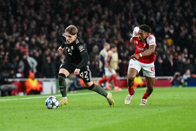 UEFA Champions League; Arsenal FC - FC Bayern München; 26.11.2025 LONDON, ENGLAND - 26. NOVEMBER: im Duell Lennart KARL (FC Bayern Munich 42) und Myles LEWIS-SKELLY (Arsenal FC 49) beim Ligaspiel zwischen Arsenal London und dem FC Bayern München am 5. Spieltag der UEFA Champions League im Emirates Stadium am 26.11.2025 Copyright: xBEAUTIFULxSPORTS Goldbergx