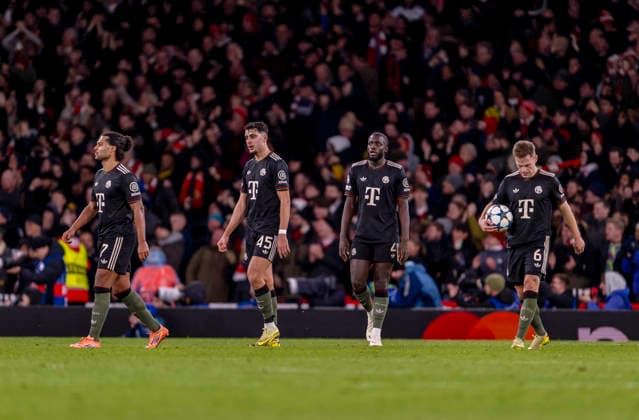 26.11.2025, Fussball UEFA Championsleague 2025 2026: Vorrunde 5.Spieltag, FC Arsenal - FC Bayern München, im Emirates-Stadion London (England), Frust nach einem Gegentor, v.lI. Serge Gnabry (FC Bayern München), Aleksandar Pavlovic (Bayern München) , Dayot Upamecano (FC Bayern München), Joshua Kimmich (FC Bayern München)