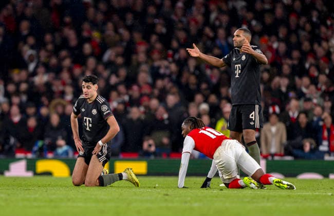 26.11.2025, Fussball UEFA Championsleague 2025 2026: Vorrunde 5.Spieltag, FC Arsenal - FC Bayern München, im Emirates-Stadion London (England), li: Aleksandar Pavlovic (Bayern München) am Boden, re: Jonathan Tah (FC Bayern München)