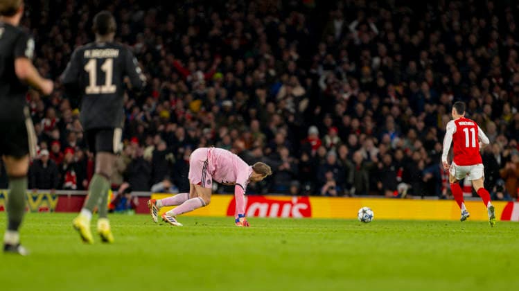 26.11.2025, Fussball UEFA Championsleague 2025 2026: Vorrunde 5.Spieltag, FC Arsenal - FC Bayern München, im Emirates-Stadion London (England), Nach einem Fehler von Torwart Manuel Neuer (li, FC Bayern München) schiebt Gabriel Martinelli (FC Arsenal) zum 3:1 ein.