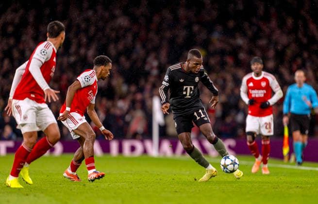 26.11.2025, Fussball UEFA Championsleague 2025 2026: Vorrunde 5.Spieltag, FC Arsenal - FC Bayern München, im Emirates-Stadion London (England), re: Nicolas Jackson (FC Bayern München) am Ball