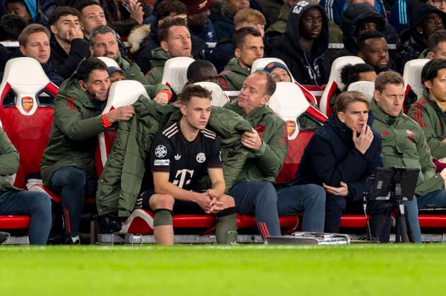26.11.2025, Fussball UEFA Championsleague 2025 2026: Vorrunde 5.Spieltag, FC Arsenal - FC Bayern München, im Emirates-Stadion London (England), Joshua Kimmich (FC Bayern München) nach seiner Auswechslung mit Verband am linken Bein auf der Bank.