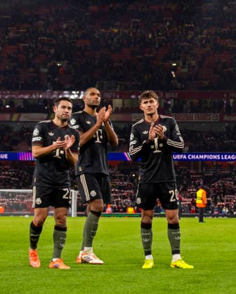 26.11.2025, Fussball UEFA Championsleague 2025 2026: Vorrunde 5.Spieltag, FC Arsenal - FC Bayern München, im Emirates-Stadion London (England), Frustriert stehen die Bayernspieler nach der Niederlage in der kurve bei ihren Fans. Raphael Guerreiro (FC Bayern München), Jonathan Tah (FC Bayern München), Tom Bischof (Bayern München).