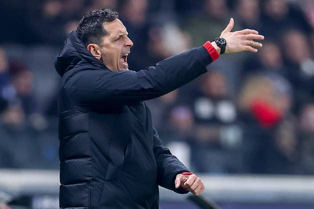 26.11.2025, Fußball, UEFA Champions League, Eintracht Frankfurt - Atalanta Bergamo, Deutsche-Bank-Park (Frankfurt am Main), 5. Spieltag, Saison 2025 2026: Cheftrainer Dino Toppmöller (Eintracht Frankfurt hc) gestikulierend am Spielfeldrand Regulations prohibit any use of photographs as image sequences and or quasi-video. Hessen Deutschland
