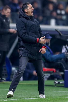 26.11.2025, Fußball, UEFA Champions League, Eintracht Frankfurt - Atalanta Bergamo, Deutsche-Bank-Park (Frankfurt am Main), 5. Spieltag, Saison 2025 2026: Cheftrainer Dino Toppmöller (Eintracht Frankfurt hc) gestikulierend am Spielfeldrand Regulations prohibit any use of photographs as image sequences and or quasi-video. Hessen Deutschland
