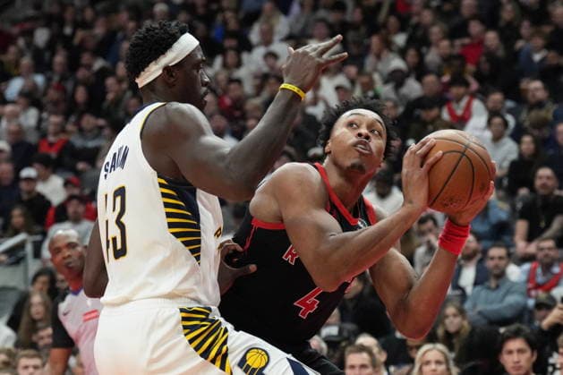 November 26, 2025, Toronto, On, CAN: Toronto Raptors forward Scottie Barnes (4) looks to shoot on Indiana Pacers forward Pascal Siakam (43) during first half NBA, Basketball Herren, USA Cup basketball action in Toronto on Wednesday, November 26, 2025. Scottie Barnes; Pascal Siakam  - ZUMAc35_ 20251126_zaf_c35_144 Copyright: xChrisxYoungx