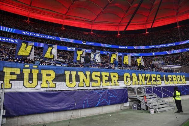 UEFA Champions League - Eintracht Frankfurt - Atalanta Bergamo am 26.11.2025 im Deutsche Bank Park in Frankfurt Die Atalanta Fans aus Bergamo mit einer Choreo, Choreographie, Choreografie
