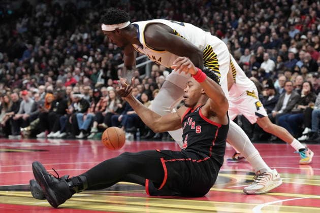 November 26, 2025, Toronto, On, CAN: Toronto Raptors forward Scottie Barnes (4) battles with Indiana Pacers forward Pascal Siakam (43) for a loose ball during first half NBA, Basketball Herren, USA Cup basketball action in Toronto on Wednesday, November 26, 2025. Scottie Barnes ; Pascal Siakam  - ZUMAc35_ 20251126_zaf_c35_145 Copyright: xChrisxYoungx