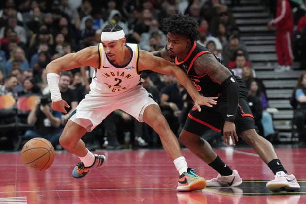 November 26, 2025, Toronto, On, CAN: Indiana Pacers guard Andrew Nembhard (2) competes for a loose ball with Toronto Raptors guard Jamal Shead (23) during first half NBA, Basketball Herren, USA Cup basketball action in Toronto on Wednesday, November 26, 2025. Andrew Nembhard ; Jamal Shead  - ZUMAc35_ 20251126_zaf_c35_146 Copyright: xChrisxYoungx