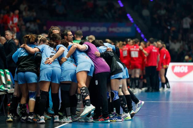 l.-r.: Team huddle before the game 26.11.2025, 27TH IHF Womens Handball World Championship, WM, Weltmeisterschaft 2025, Serbia - Uruguay, GER, Stuttgart, Porsche Arena Copyright: HMBxMedia xHeikoxBecker