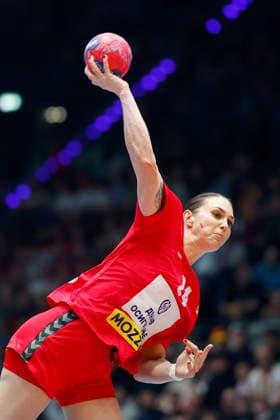 l.-r.: Jovana Skrobic (Serbia, 24), 26.11.2025, 27TH IHF Womens Handball World Championship, WM, Weltmeisterschaft 2025, Serbia - Uruguay, GER, Stuttgart, Porsche Arena Copyright: HMBxMedia xHeikoxBecker