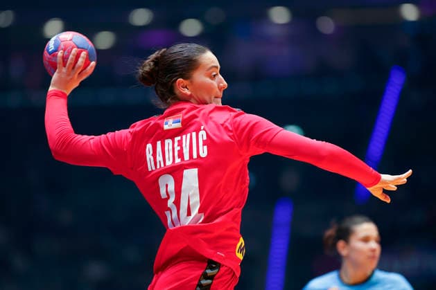 l.-r.: Dunja Radevic (Serbia, 34), 26.11.2025, 27TH IHF Womens Handball World Championship, WM, Weltmeisterschaft 2025, Serbia - Uruguay, GER, Stuttgart, Porsche Arena Copyright: HMBxMedia xHeikoxBecker
