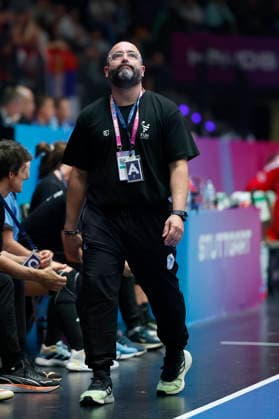 l.-r.: Trainer Coach, Ignacio Ezequiel Cabrera Quercini (Uruguay), 26.11.2025, 27TH IHF Womens Handball World Championship, WM, Weltmeisterschaft 2025, Serbia - Uruguay, GER, Stuttgart, Porsche Arena Copyright: HMBxMedia xHeikoxBecker