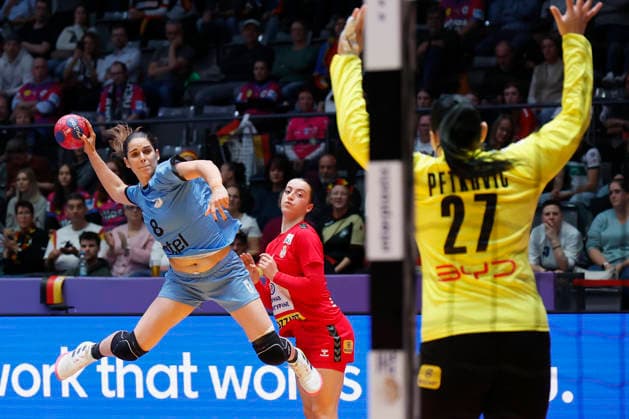 l.-r.: Camila Bianco Castiella (Uruguay, 8) and Goalkeeper Gordana Petkovic (Serbia, 27) 26.11.2025, 27TH IHF Womens Handball World Championship, WM, Weltmeisterschaft 2025, Serbia - Uruguay, GER, Stuttgart, Porsche Arena Copyright: HMBxMedia xHeikoxBecker