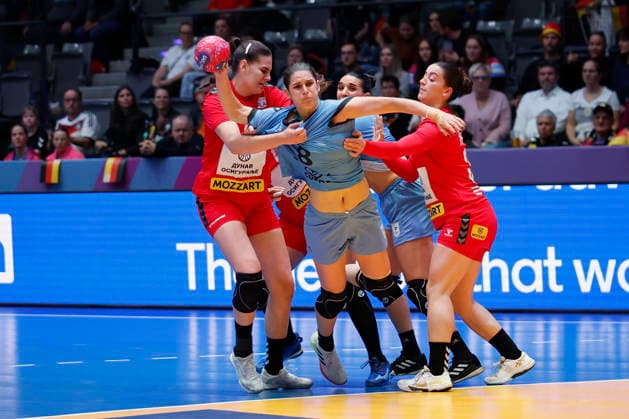 l.-r.: Emilija Lazic (Serbia, 5), Camila Bianco Castiella (Uruguay, 8) and Dunja Radevic (Serbia, 34), 26.11.2025, 27TH IHF Womens Handball World Championship, WM, Weltmeisterschaft 2025, Serbia - Uruguay, GER, Stuttgart, Porsche Arena Copyright: HMBxMedia xHeikoxBecker