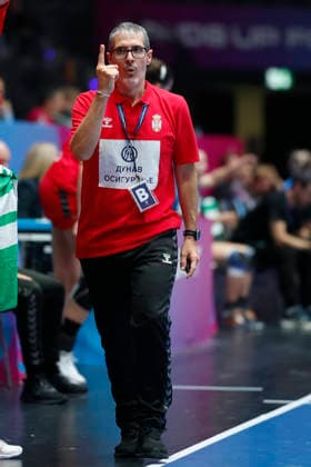 l.-r.: Trainer Coach, Jose Ignacio Prades Pons (Serbia) 26.11.2025, 27TH IHF Womens Handball World Championship, WM, Weltmeisterschaft 2025, Serbia - Uruguay, GER, Stuttgart, Porsche Arena Copyright: HMBxMedia xHeikoxBecker