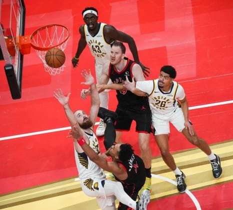 Indiana Pacers vs Toronto Raptors TORONTO, CANADA - NOVEMBER 26 : Scottie Barnes (4) of Toronto Raptors in action against Jay Huff (32) of Indiana Pacers during the 2025 Emirates NBA, Basketball Herren, USA Cup basketball game between Indiana Pacers and Toronto Raptors at the Scotiabank Arena on November 26, 2025 in Toronto, Ontario, Canada. Mert Alper Dervis Anadolu Ontario Canada. Editorial use only. Please get in touch for any other usage.  Copyright: x2025xAnadoluxMertxAlperxDervisx
