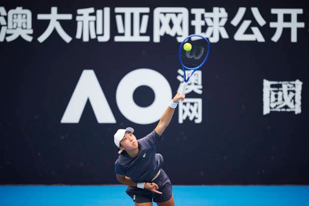 CHENGDU, CHINA - NOVEMBER 26: Yao Xinxin of China competes in the Women s Singles first round match against Zarina Diyas of Kazakhstan on day 3 of 2026 Australian Open Asia-Pacific Wildcard Playoffs at the Sichuan International Tennis Centre on November 26, 2025 in Chengdu, Sichuan Province of China.  Copyright: xVCGx 111606116849
