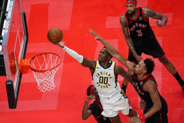 Indiana Pacers vs Toronto Raptors TORONTO, CANADA - NOVEMBER 26 : Bennedict Mathurin (00) of Indiana Pacers in action Scottie Barnes (4) against of Toronto Raptors during the 2025 Emirates NBA, Basketball Herren, USA Cup basketball game between Indiana Pacers and Toronto Raptors at the Scotiabank Arena on November 26, 2025 in Toronto, Ontario, Canada. Mert Alper Dervis Anadolu Ontario Canada. Editorial use only. Please get in touch for any other usage.  Copyright: x2025xAnadoluxMertxAlperxDervisx