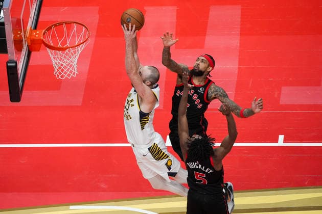 Indiana Pacers vs Toronto Raptors TORONTO, CANADA - NOVEMBER 26 : Jay Huff (32) of Indiana Pacers dunks the ball during the 2025 Emirates NBA, Basketball Herren, USA Cup basketball game between Indiana Pacers and Toronto Raptors at the Scotiabank Arena on November 26, 2025 in Toronto, Ontario, Canada. Mert Alper Dervis Anadolu Ontario Canada. Editorial use only. Please get in touch for any other usage.  Copyright: x2025xAnadoluxMertxAlperxDervisx