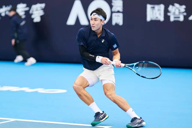 CHENGDU, CHINA - NOVEMBER 26: Yosuke Watanuki of Japan competes in the Men s Singles first round match against Cui Jie of China on day 3 of 2026 Australian Open Asia-Pacific Wildcard Playoffs at the Sichuan International Tennis Centre on November 26, 2025 in Chengdu, Sichuan Province of China.  Copyright: xVCGx 111606114832