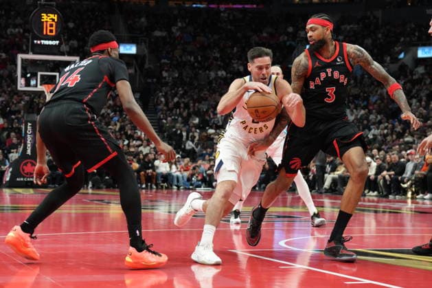 November 26, 2025, Toronto, On, CAN: Indiana Pacers guard T.J. McConnell (centre) drives between Toronto Raptors guard Ja Kobe Walter (14) and forward Brandon Ingram (3) during second half NBA, Basketball Herren, USA Cup basketball action in Toronto on Wednesday, November 26, 2025. T.J. McConnell; Ja Kobe Walter; Brandon Ingram (3)  - ZUMAc35_ 20251126_zaf_c35_191 Copyright: xChrisxYoungx
