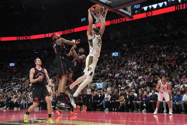 November 26, 2025, Toronto, On, CAN: Indiana Pacers centre Jay Huff (32) scores past Toronto Raptors guard Immanuel Quickley (5) and forward Brandon Ingram (3) during second half NBA, Basketball Herren, USA Cup basketball action in Toronto on Wednesday, November 26, 2025. Immanuel Quickley; Brandon Ingram  - ZUMAc35_ 20251126_zaf_c35_199 Copyright: xChrisxYoungx
