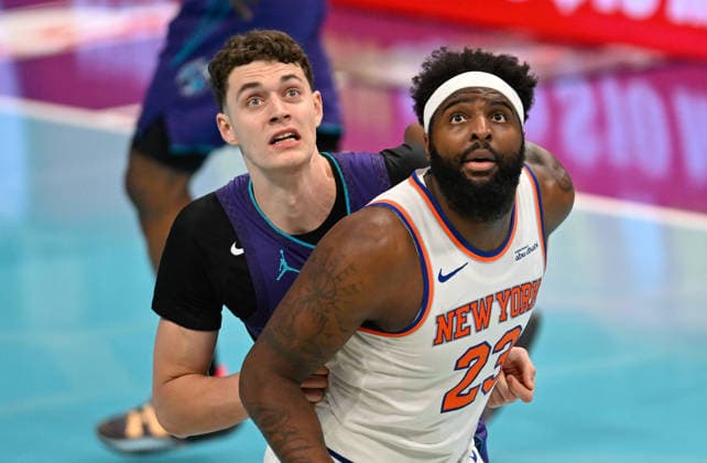 New York Knicks v Charlotte Hornets CHARLOTTE, USA - NOVEMBER 26: New York Knicks Mitchell Robinson and Charlotte Hornets Ryan Kalkbrenner compete during NBA, Basketball Herren, USA game between New York Knicks and Charlotte Hornets in Charlotte NC, United States on November 26, 2025. Peter Zay Anadolu Charlotte United States. Editorial use only. Please get in touch for any other usage.  Copyright: x2025xAnadoluxPeterxZayx