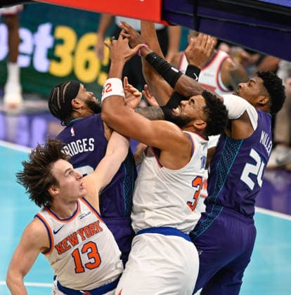 New York Knicks v Charlotte Hornets CHARLOTTE, USA - NOVEMBER 26: New York Knicks Josh Hart fighting Charlotte Hornets players Miller and Bridges in Charlotte NC, United States on November 26, 2025 Peter Zay Anadolu Charlotte United States. Editorial use only. Please get in touch for any other usage.  Copyright: x2025xAnadoluxPeterxZayx