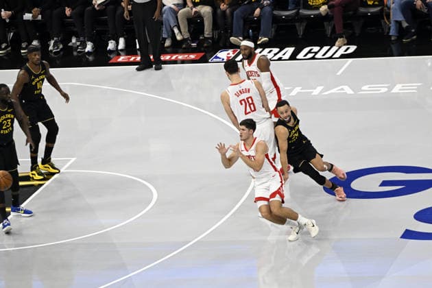 NBA, Basketball Herren, USA Houston Rockets vs Golden State Warriors in San Francisco SAN FRANCISCO, CALIFORNIA - NOV 26: Reed Sheppard (15) of Rockets in action against Stephen Curry (30) of Warriors during NBA game 8 between Houston Rockets and Golden State Warriors in San Francisco at Chase Center on November 26, 2025 in San Francisco, California, United States. Tayfun Coskun Anadolu California United States. Editorial use only. Please get in touch for any other usage.  Copyright: x2025xAnadoluxTayfunxCoskunx