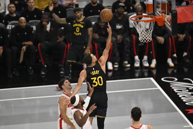 NBA, Basketball Herren, USA Houston Rockets vs Golden State Warriors in San Francisco SAN FRANCISCO, CALIFORNIA - NOV 26: Stephen Curry (30) of Warriors goes for basket during the NBA game 8 between Houston Rockets and Golden State Warriors in San Francisco at Chase Center on November 26, 2025 in San Francisco, California, United States. Tayfun Coskun Anadolu California United States. Editorial use only. Please get in touch for any other usage.  Copyright: x2025xAnadoluxTayfunxCoskunx