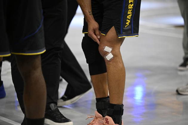 NBA, Basketball Herren, USA Houston Rockets vs Golden State Warriors in San Francisco SAN FRANCISCO, CALIFORNIA - NOV 26: Stephen Curry (30) of Warriors shows his knee during NBA game 8 between Houston Rockets and Golden State Warriors in San Francisco at Chase Center on November 26, 2025 in San Francisco, California, United States. Tayfun Coskun Anadolu California United States. Editorial use only. Please get in touch for any other usage.  Copyright: x2025xAnadoluxTayfunxCoskunx