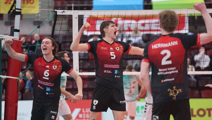 Ludwigsburg , Zoi DVV Pokal Viertelfinale , Barock Volleys MTV Ludwigsburg vs. Powervolleys Düren , von links: Ben-Simon Bonin Jan Huber ( Lubu )