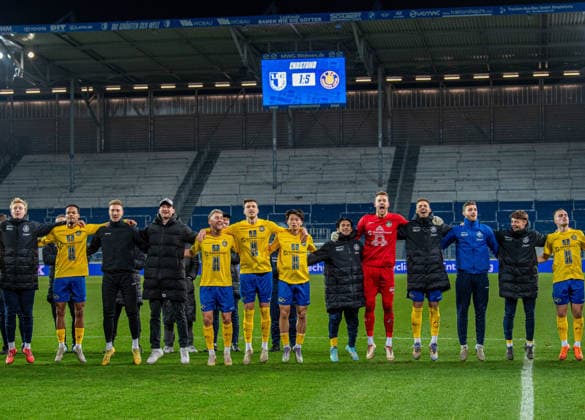 Fussball, Herren, Saison 2025 2026, Regionalliga Nordost (17. Spieltag), 1. FC Magdeburg II - 1. FC Lokomotive Leipzig, Lok jubelt nach Abpfiff mit den Fans, 26.11. 2025, Copyright: xSebastianxRäppold MatthiasxKochx