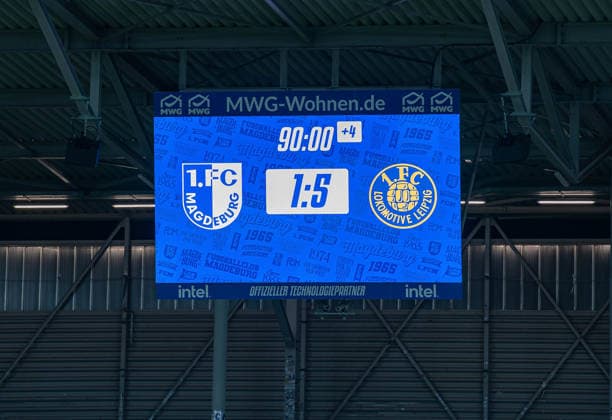 Fussball, Herren, Saison 2025 2026, Regionalliga Nordost (17. Spieltag), 1. FC Magdeburg II - 1. FC Lokomotive Leipzig, Anzeigetafel mit 1:5-Endstand, 26.11. 2025, Copyright: xSebastianxRäppold MatthiasxKochx