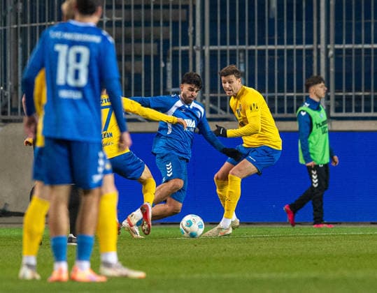 Fussball, Herren, Saison 2025 2026, Regionalliga Nordost (17. Spieltag), 1. FC Magdeburg II - 1. FC Lokomotive Leipzig, v.l. Jonas Arcalean (Lok Leipzig), Abu-Bekir El-Zein (Magdeburg II), Laurin von Piechowski (Lok Leipzig), 26.11. 2025, Copyright: xSebastianxRäppold MatthiasxKochx