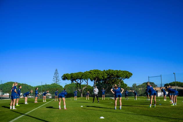 Fußball, Frauen, Nationalteam Schweden Training 251127 Players of the women s national football team of Sweden warm up during a training session on November 27, 2025 in Albufeira. Photo: Ludvig Thunman BILDBYRAN kod LT LT0754 fotboll football soccer fotball träning practice training sverige sweden dam bbeng sverige sweden Copyright: LUDVIGxTHUNMAN BB251127LT017