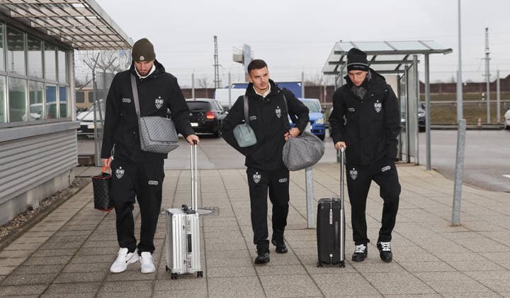 Deventer , Europa League Go Ahead Eagles Deventer vs. VfB Stuttgart , Abflug in Stuttgart , von links: Jeff Chabot Badredine Bouanani El Bilal Khannouss