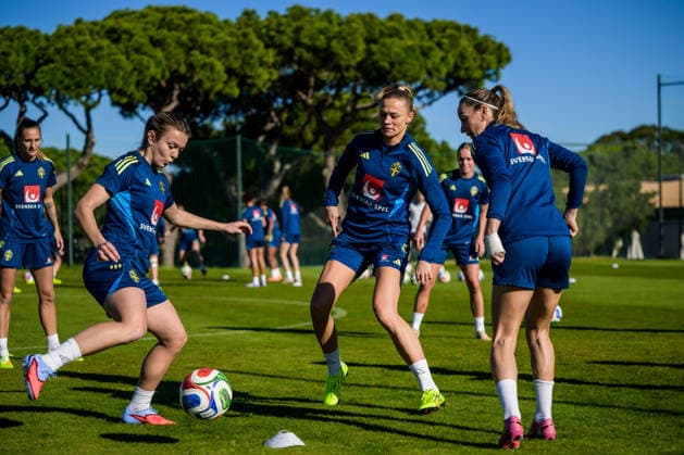 Fußball, Frauen, Nationalteam Schweden Training 251127 Beata Olsson, Fridolina Rolfö and Kosovare Asllani of the women s national football team of Sweden at a training session on November 27, 2025 in Albufeira. Photo: Ludvig Thunman BILDBYRAN kod LT LT0754 fotboll football soccer fotball träning practice training sverige sweden dam bbeng sverige sweden Copyright: LUDVIGxTHUNMAN BB251127LT030