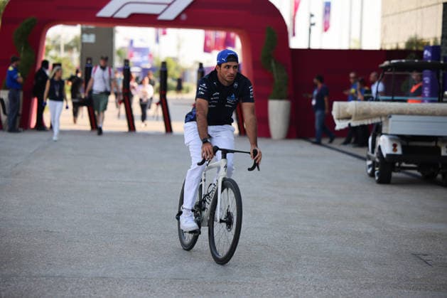 Carlos Sainz (Atlassian Williams Racing, 55) , QAT, Formel 1 Weltmeisterschaft, Qatar Grand Prix, Doha, Lusail, Lusail International Circuit, Media Day, 27.11.2025 QTR, Formel 1 Weltmeisterschaft, Qatar Grand Prix, Doha, Lusail, Lusail International Circuit, Media Day, 27.11.2025 Doha Copyright: xEibner-Pressefoto AnnikaxGrafx EP_AGF