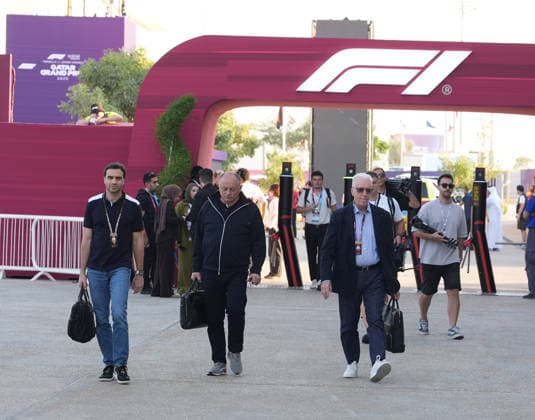 Formula 1 Qatar Airways Qatar Grand Prix 2025 27.11.2025, Losail International Circuit, Doha, Formula 1 Qatar Airways Qatar Grand Prix 2025 ,im Bild Stellvertretender Teamchef Jerome d™Ambrosio (Scuderia Ferrari), Teamchef Frederic Vasseur (Scuderia Ferrari), Piero Ferrari, Sohn von Enzo Ferrari.