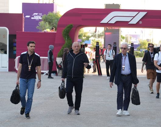 Formula 1 Qatar Airways Qatar Grand Prix 2025 27.11.2025, Losail International Circuit, Doha, Formula 1 Qatar Airways Qatar Grand Prix 2025 ,im Bild Stellvertretender Teamchef Jerome d™Ambrosio (Scuderia Ferrari), Teamchef Frederic Vasseur (Scuderia Ferrari), Piero Ferrari, Sohn von Enzo Ferrari.