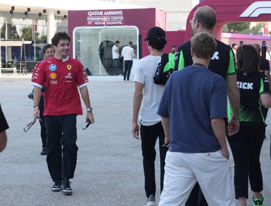 Formula 1 Qatar Airways Qatar Grand Prix 2025 27.11.2025, Losail International Circuit, Doha, Formula 1 Qatar Airways Qatar Grand Prix 2025 ,im Bild Charles Leclerc (MCO), Scuderia Ferrari HP, Gabriel Bortoleto (BRA), Stake F1 Team Kick Sauber