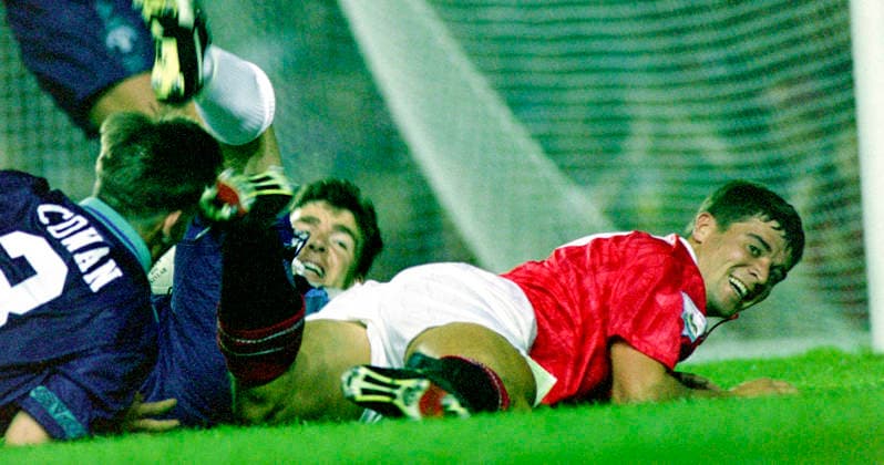 930818 Football, Premier League 1993-1994, Manchester United, ManU - Sheffield United: Roy Keane of Manchester United reacts after being brought down. Photo: BILDBYRAN D165_01 D165_01 scanx football fotboll soccer Premier League Manchester United Sheffield United england season 1993-1994 1993-94 1993 94 1993 august 18 bbeng dia Copyright: BILDBYRAN BB930818BB050