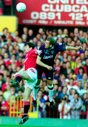 930818 Football, Premier League 1993-1994, Manchester United, ManU - Sheffield United: Manchester Uniteds Denis Irwin against Sheffield Uniteds Carl Bradshaw. Photo: BILDBYRAN D165_01 D165_01 scanx football fotboll soccer Premier League Manchester United Sheffield United england season 1993-1994 1993-94 1993 94 1993 august 18 bbeng dia Copyright: BILDBYRAN BB930818BB051